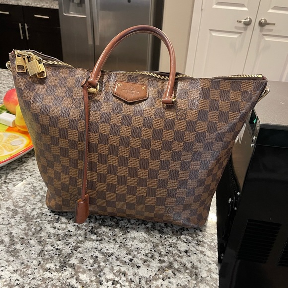 Authentic Louis Vuitton bag. Gently used. In a very great condition with receipt - Picture 2 of 12